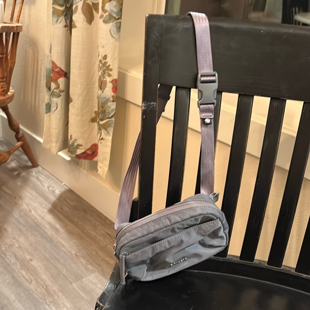 💐Athleta Gray Crossbody Bag